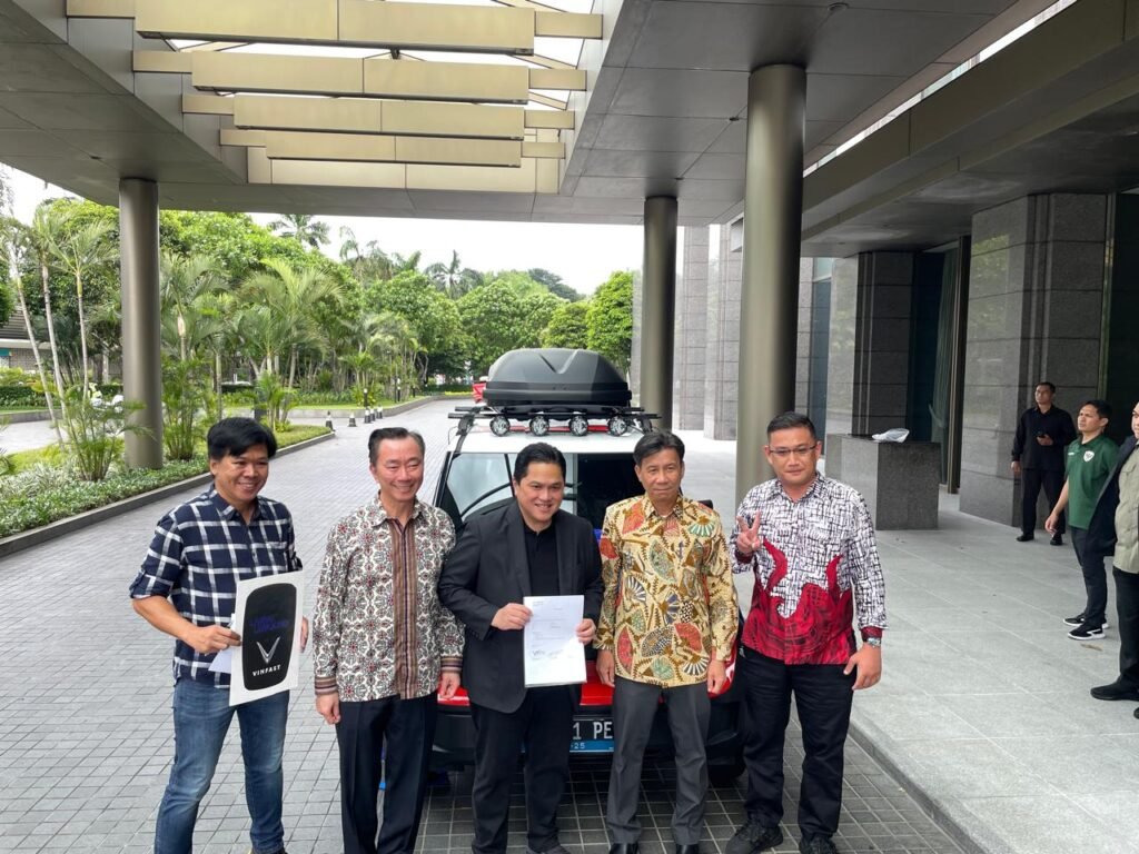 Erick Thohir dengan mobil VinFast VF3 yang sudah dilakukan modifikasi di Pionir Auto Garage